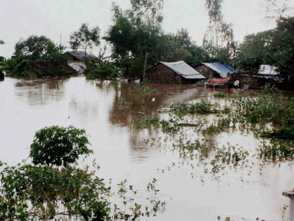 कटक का एक गांव बाढ़ में डूबा