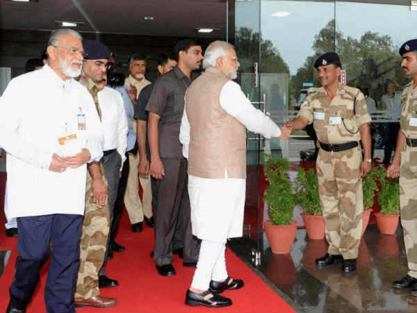 दो काफिले के साथ चलते हैं मोदी दो काफिले के साथ चलते हैं मोदी