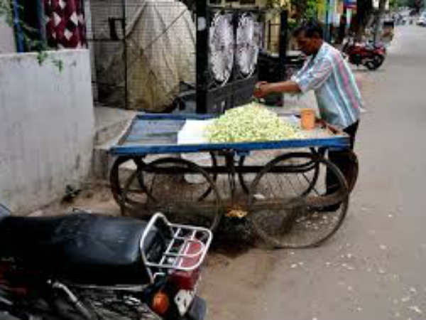 यहां सब कुछ मिलता है यहां सब कुछ मिलता है