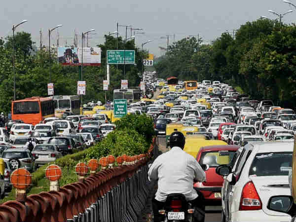 आगे निकलने की होड़ आगे निकलने की होड़