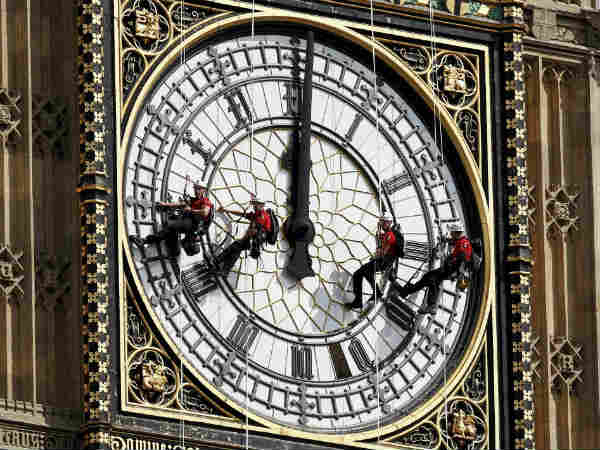 2 साल बाद सफाई हो रही है लंदन की घड़ी की 2 साल बाद सफाई हो रही है लंदन की घड़ी की