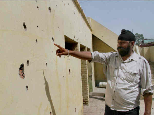 दिवार पर मौजूद गोलियों क निशान 