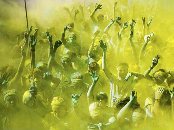 अमेरिका के 'कलर रन' में प्रतिभागी