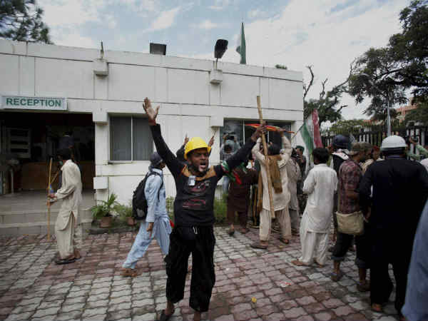 pakistan-protestors-entered-in-a-news-channel-office pakistan-protestors-entered-in-a-news-channel-office