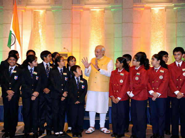 बच्चों के साथ मोदी बच्चों के साथ मोदी