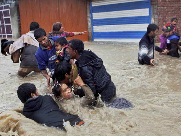 सुरक्षित जगह पर जाने की जद्दोजहद 