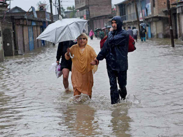 सड़कें पानी में डूबी 