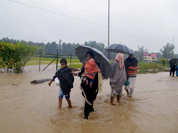 विस्‍थापन को मजबूर लोग