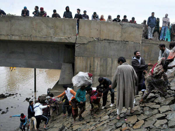 ढह गया पुल तो काम आया किनारा 