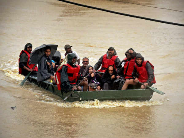 बिजली पानी भी गायब