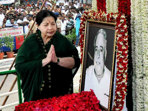 काटा संसद के आकार का केक 