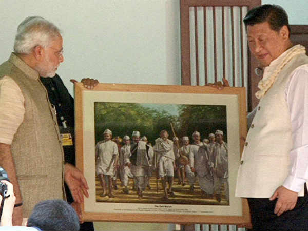 बापू की तस्वीर की भेंट 