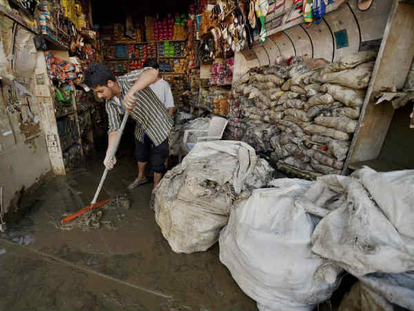 दुकानों में कीचड़ दुकानों में कीचड़