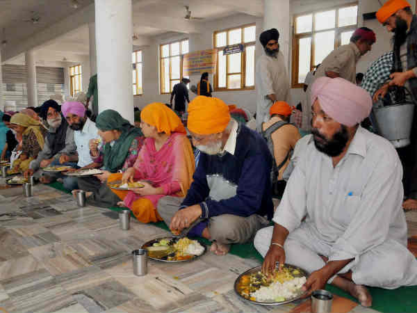 श्रीनगर के गुरुद्वारे में सेवा श्रीनगर के गुरुद्वारे में सेवा