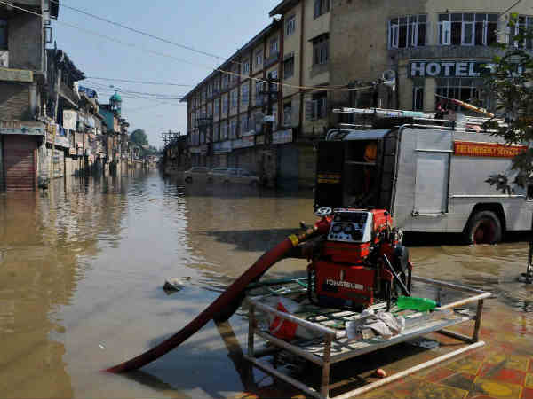 लगे हुए हैं पंप लगे हुए हैं पंप