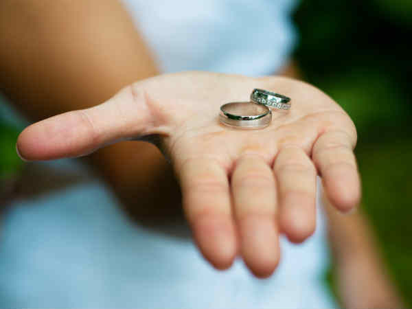 नाइट क्‍लब में तलाश के लिए अंगूठी 