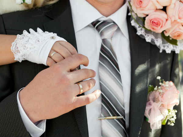 दूल्‍हे के दोस्‍त काट देते हैं उसके मोजे 