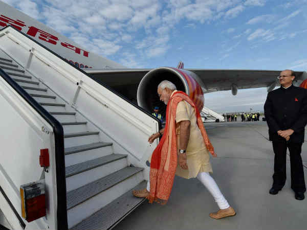 कुर्ते पायजामे और रेशमी स्‍टोल के साथ 