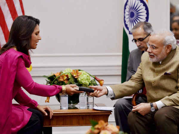 मोदी को गिफ्ट की गीता मोदी को गिफ्ट की गीता