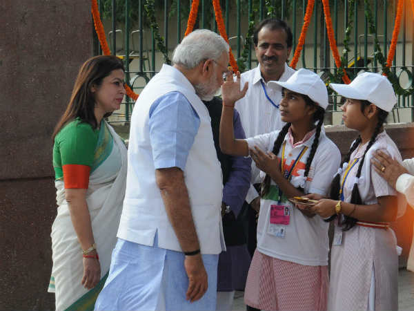 मंदिर में की बच्‍चों से मुलाकात 