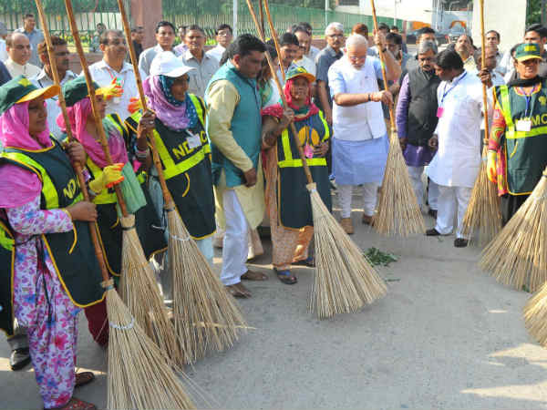 लोगों को दिलाई शपथ। 