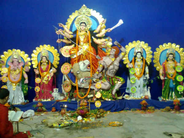 अार्शीवाद दे विदा हुईं मां दुर्गा 