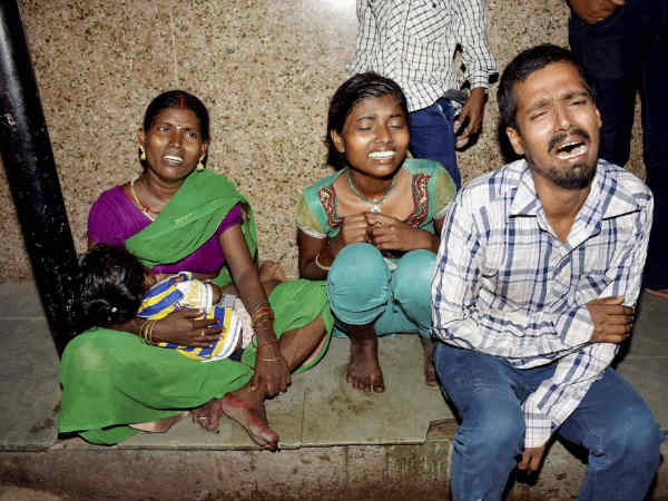 अपनों की तलाश में लोग