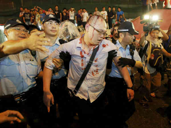 छात्रों पर पुलिस का लाठीचार्ज 