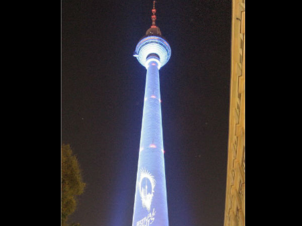 रंगीन रोशनियों में रंगा शहर 