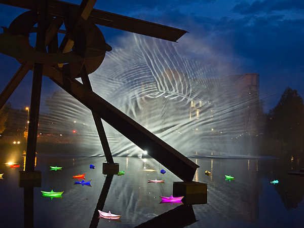 लाखों लोग होते हैं शामिल