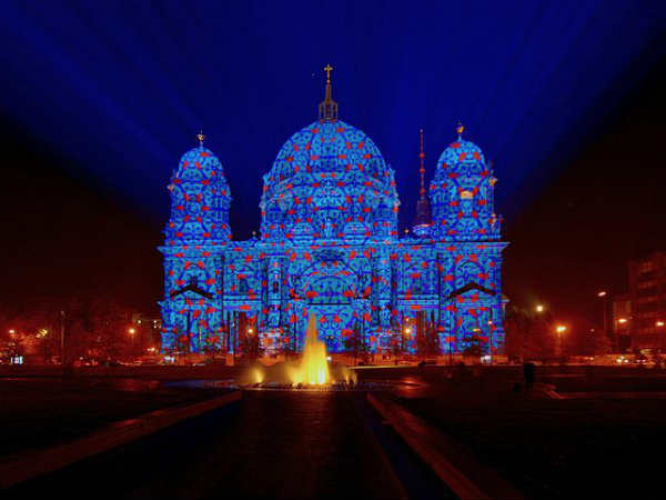 रंगों में नहाता है शहर