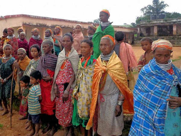 ओडिशा में हताश खड़ीं आदिवासी महिलाएं 