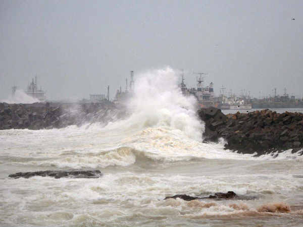 तेज हवा से लहरें 