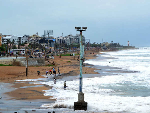 Before Cyclone Hudhud touches coast | तट को छूने के पहले 