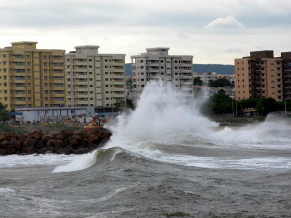 Cyclone Hudhud waves in sea | हुदहुद के कारण समुद्र की लहरें 