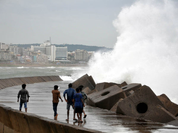 Hudhud in Andhra Pradesh | हुदहुद ने मचायी तबाही 