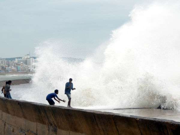 Hudhud hits coastal India | समुद्र में ऊंची लहरें 