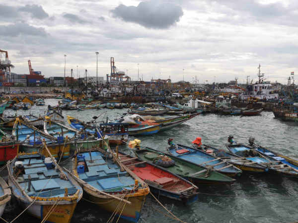 Boats stopped due to hudhud | नावें रोक दी गईं 