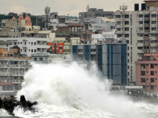 Water enters houses | घरों में घुसा पानी 