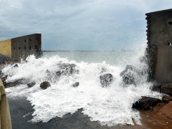 Hudhud damages wall | हुडहुड ने तोड़ी दीवार 