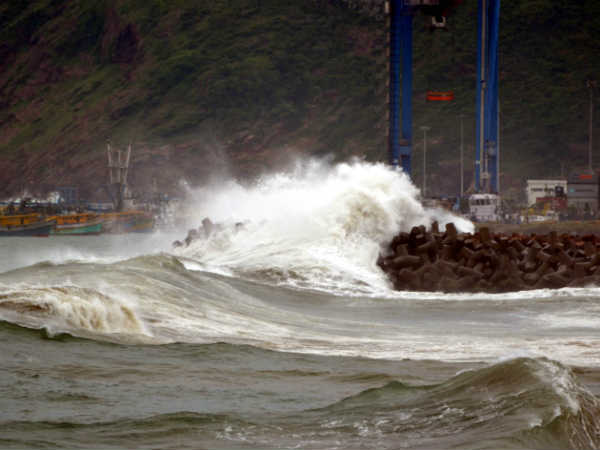 Sea waves during hudhud | हुडहुड के दौरान समुद्री लहरें 