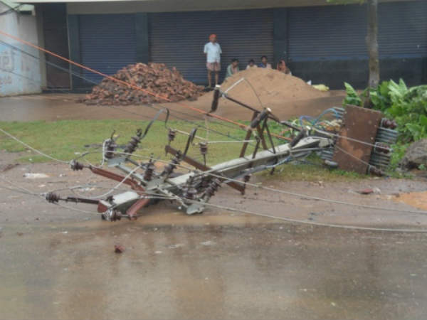 बिजली और फोन ठप बिजली और फोन ठप