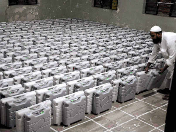 हॉल में गिने जाते हैं वोट 