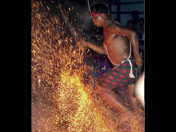 बाइखो त्योहार में फायर डांस 