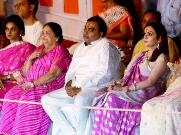 काशी विश्वनाथ के दरबार में विशेष पूजा अर्चना