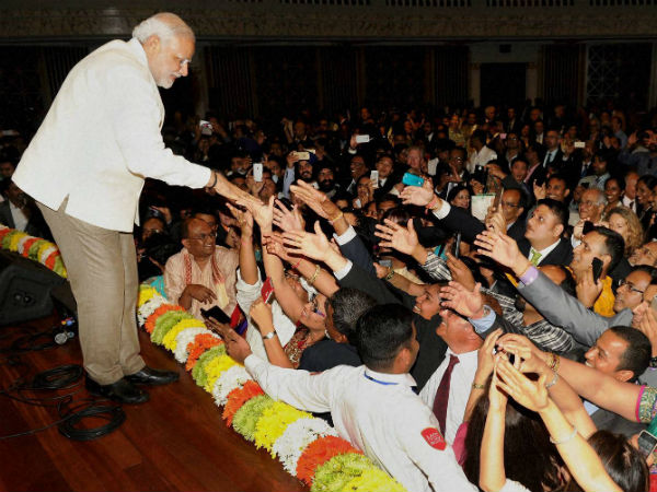 लोगों से हाथ मिलाते मोदी लोगों से हाथ मिलाते मोदी