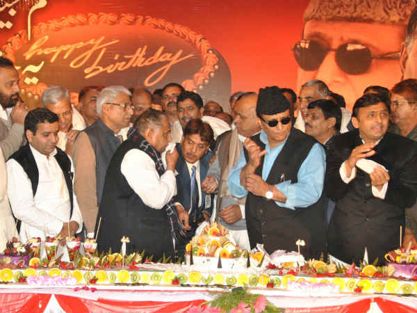 मंच पर मुलायम 