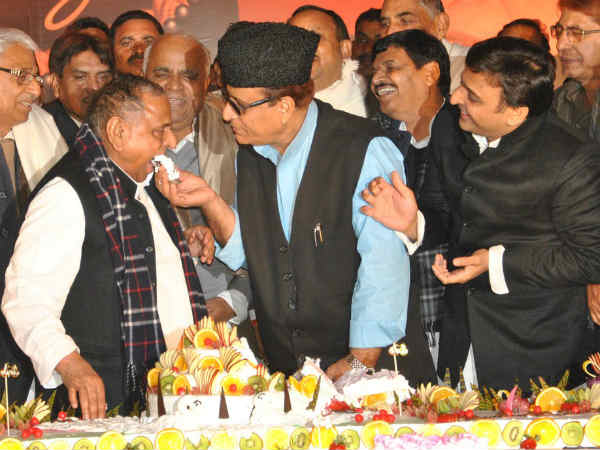 आजम ने केक ख‍िलाया 