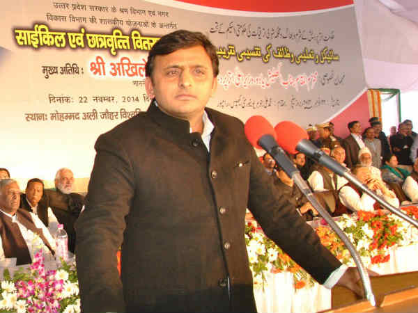 अख‍िलेश ने किया संबोधन 