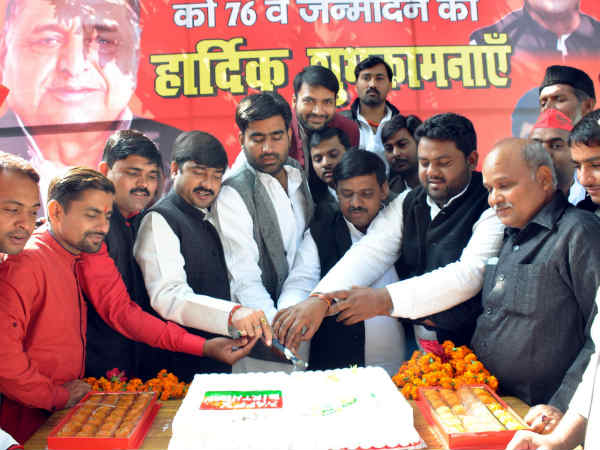 कार्यकर्ताओं ने काटा केक 